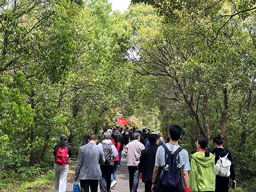 圖片5.jpg 【登山望湖 走進春天】上海創力集團開展2024年山野徒步活動(圖4)
