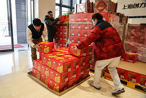 共度美好新春!上海創力集團為全體員工發放年貨大禮包(圖2) 共度美好新春!上海創力集團為全體員工發放年貨大禮包(圖2)