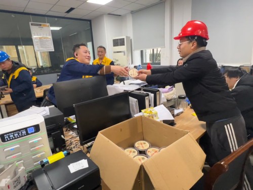 微信圖片_20260127083749_140_84.jpg 寒冬臘八暖意濃 創力關懷沁人心 | 上海創力集團為一線員工送上“暖心臘八粥”(圖1)